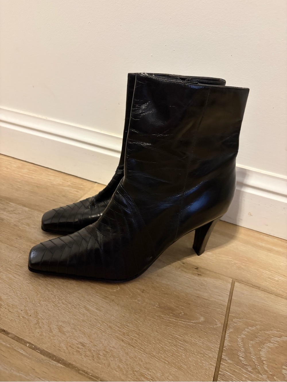 Ann Marino Black Pointed Toe Leather Ankle Boots